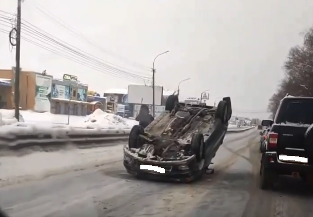 В Кирове в результате ДТП опрокинулась иномарка: есть пострадавшие