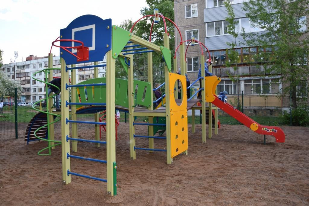 «Она угрожала жизни детей»: в Кирове демонтировали опасную детскую площадку