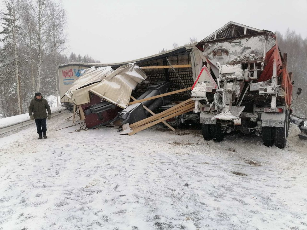 Крупное ДТП на мосту в Кировской области: три большегруза всмятку, есть пострадавшие