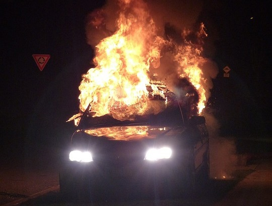 Жителю Кировской области подожгли машину после конфликта в магазине