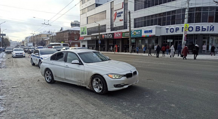 "Я ехал на зеленый, они шли на красный": водитель рассказал свою версию аварии со сбитыми пешеходами в Кирове