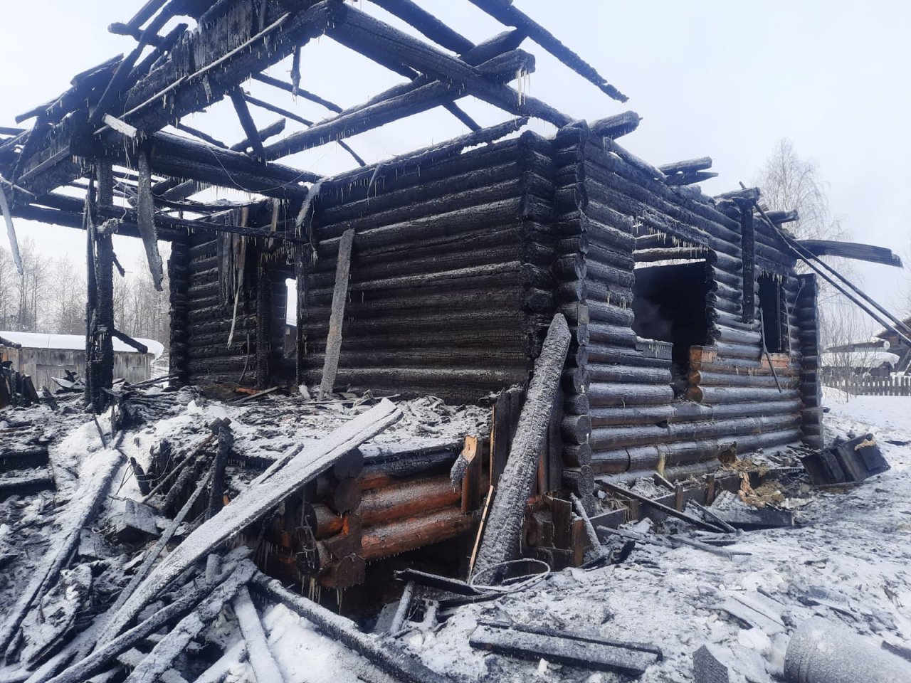 В Кировской области в пожаре на глазах жены погиб мужчина
