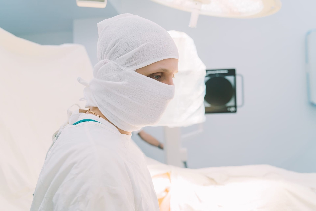 Кировские врачи провели сложную операцию женщине после неудачного падения