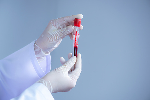 Биолог назвала группу крови, люди с которой реже заражаются "омикроном"