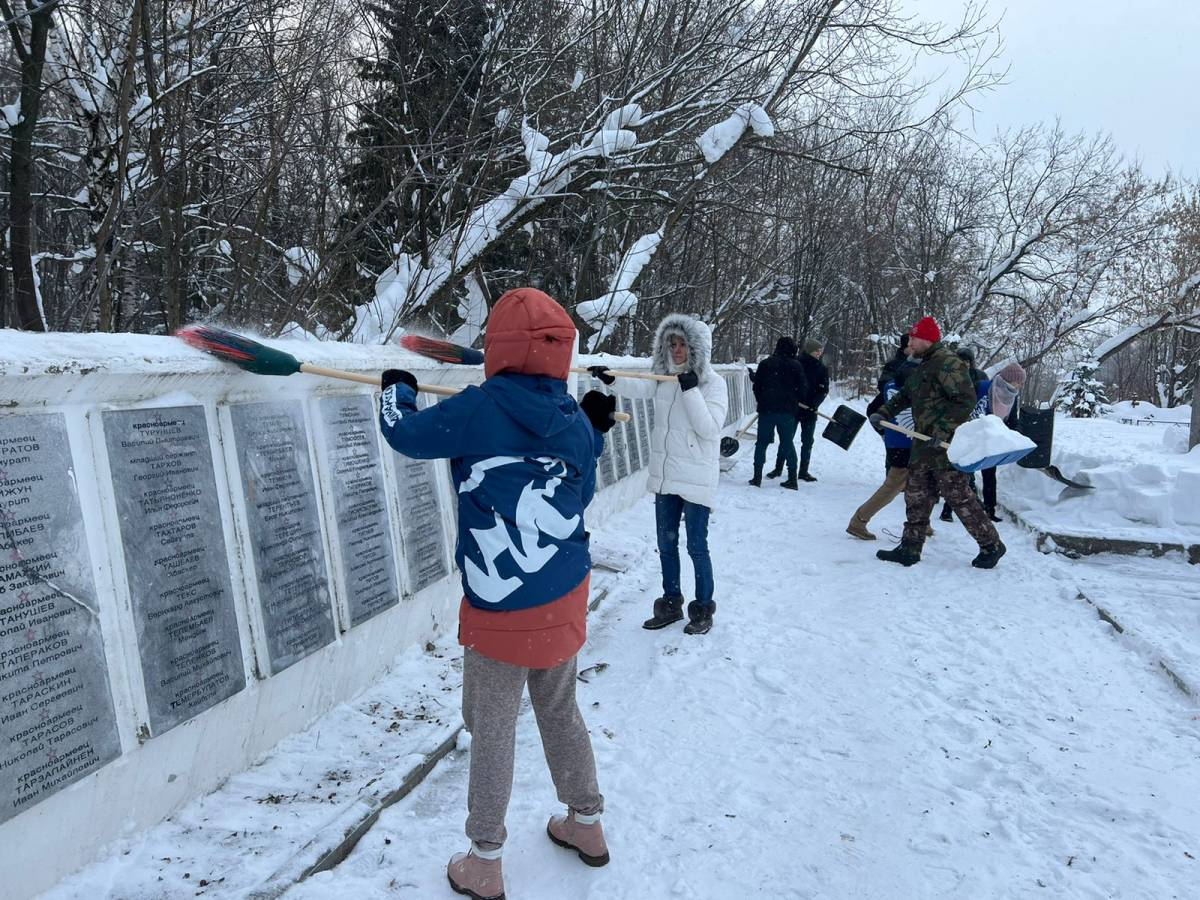 Кировские волонтеры очистили от снега мемориал на Лобановском кладбище