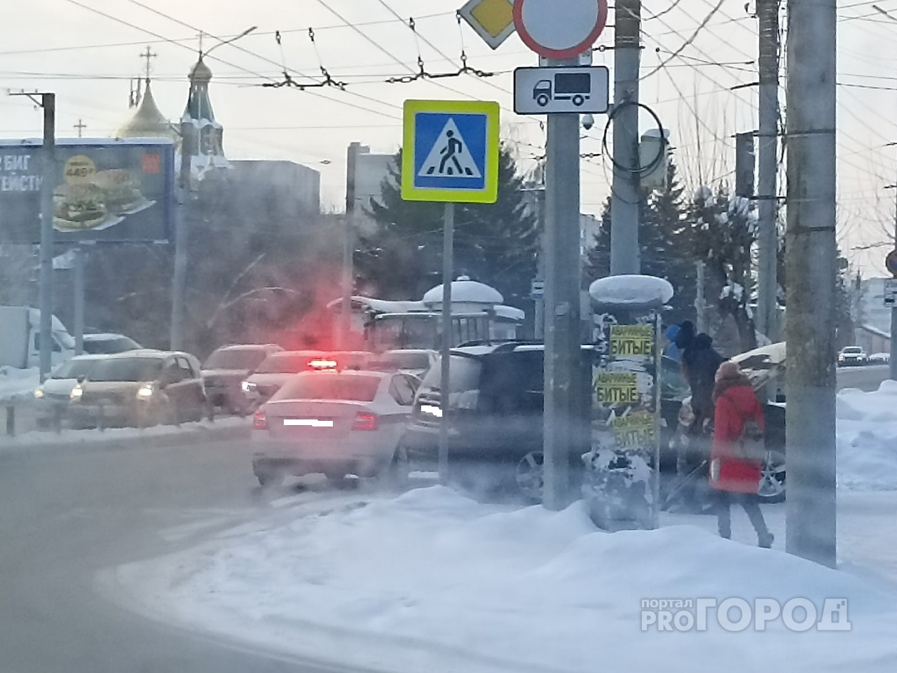 От удара Mitsubishi Outlander отлетела на газон: в Кирове столкнулись иномарка и седан
