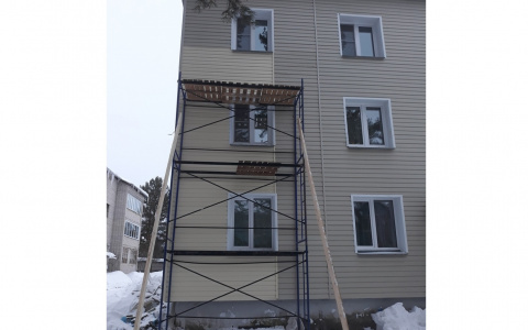 При чистке крыши дома в Стрижах уничтожили фасад: продолжение истории