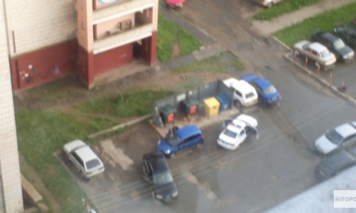 Во дворе на Воровского водители не поделили дорогу