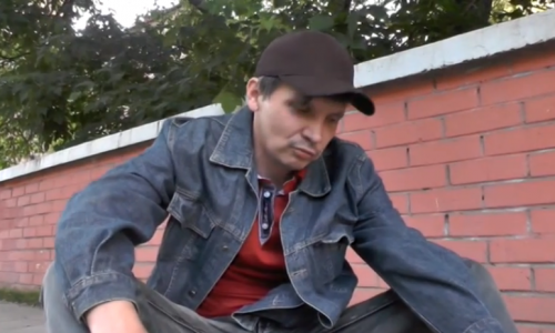 Видео: по Октябрьскому проспекту ходил буйный кировчанин, которому мерещился Винни-Пух