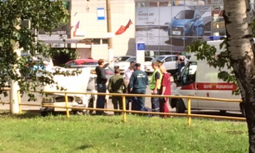 На улице Московской столкнулись «Мерседес» и «ВАЗ»: на месте аварии работают медики и полицейские