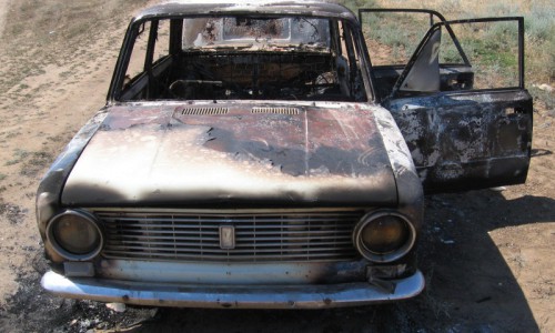 В Кирове двое пьяных мужчин угнали у пенсионера «копейку» и сожгли её