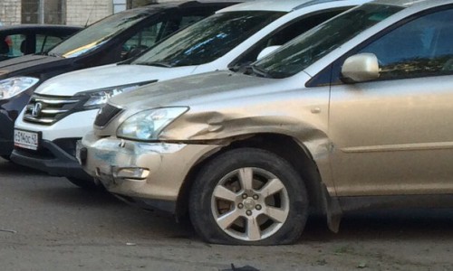 В Кирове женщина на "шестерке" зацепила Лексус и въехала в здание