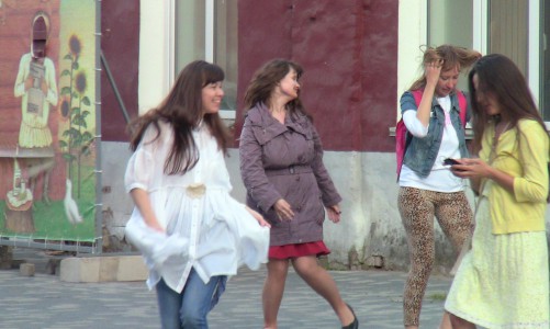 Видео: в Кирове люди танцевали на улице под неслышимую музыку