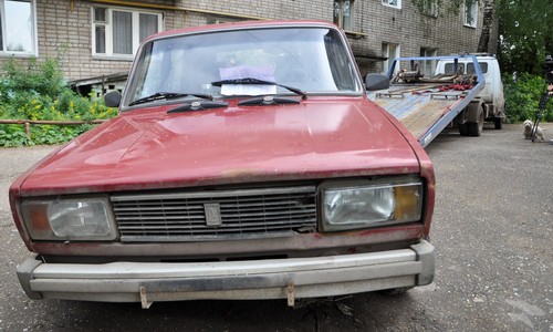 На брошенный во дворе автомобиль можно пожаловаться в администрацию Кирова