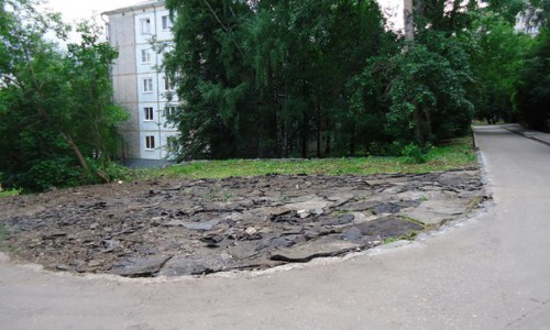 Во дворе на Карла Либкнехта в Кирове сломали новый бордюр и завалили мусором газон