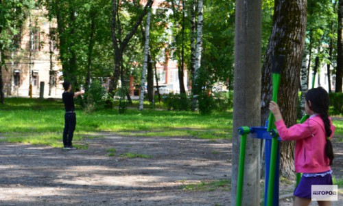 В центральном парке Кирова хулиганы стреляли из оружия на детской площадке
