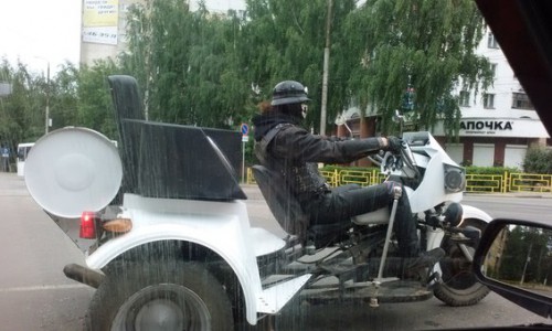 В Кирове ездит водитель в маске черепа на странном транспорте