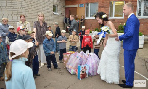 Эта история не оставит равнодушных: кировские молодожены попросили вместо цветов игрушки и отдали их в приют
