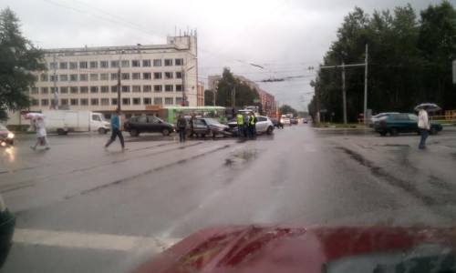 На Юго-Западе не поделили перекресток «ВАЗ» и «Опель»