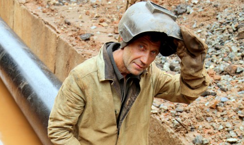 Интервью за 60 секунд: электрогазосварщик «Кировской теплоснабжающей компании» за работой