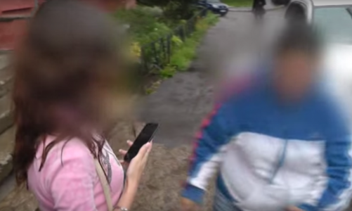 Видео: в Кирове пассажирки делали «селфи» на фоне задержанного пьяного водителя