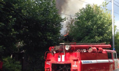 Срочно! На Блюхера снова горит деревянный дом: на месте происшествия работают несколько пожарных расчетов