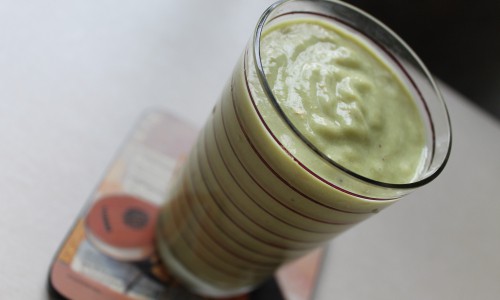 Вкусный полдник: смузи из авокадо и банана