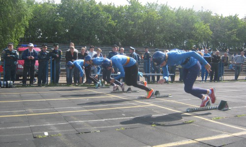 Видео: кировские спасатели поучаствовали в соревнованиях по пожарно-прикладному спорту