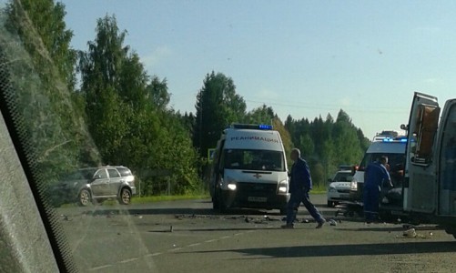 Видео: на трассе Киров-Стрижи столкнулись три машины, пострадавших вырезали из искореженных авто