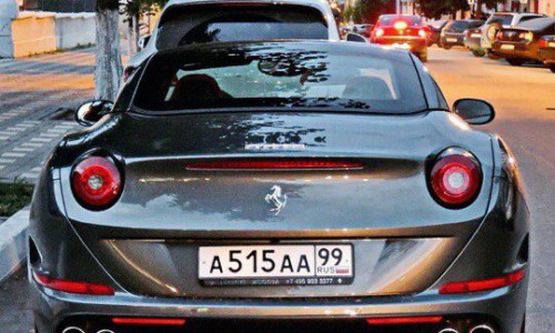 На улице Спасской кировчане сфотографировали Ferrari