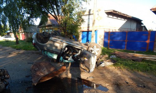 В Кировской области водитель "Фольксвагена" врезался в жилой дом