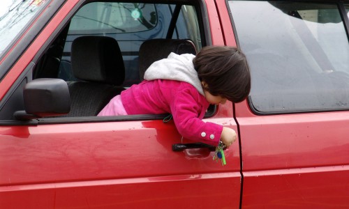 Кировчан, которые оставляют своих детей в машине без присмотра, планируют лишать водительских прав