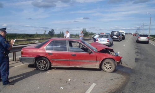 В Кирове столкнулись «Хонда» и «ГАЗ»: от удара иномарку отбросило на металлическое ограждение