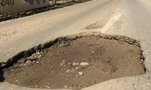 Кировчане жалуются на огромную яму на Менделеева: что говорят об этом дирекции дорожного хозяйства?