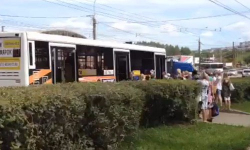 Видео: в Кирове у автобуса №14 на ходу взорвалось колесо