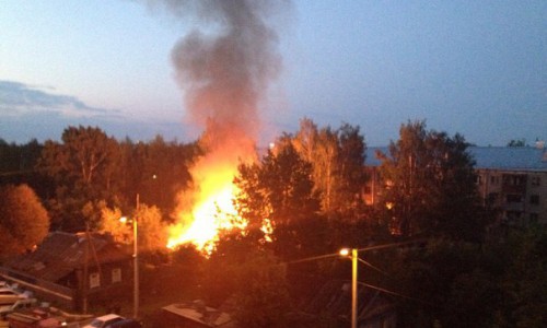 Ночной пожар в Кирове: в городе продолжают гореть деревянные дома