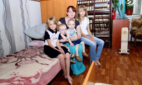 "Деньги дело наживное...": молодая мама рассказала, каково воспитывать четырех детей одной в 15 квадратных метрах