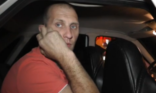 Видео: в Кирове пьяный таксист врезался в «УАЗ»