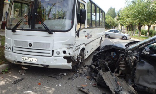 В Кирово-Чепецке столкнулись «Мазда» и рейсовый автобус: в аварии пострадали четыре человека