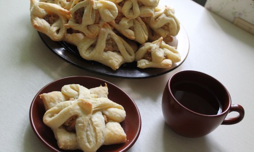 Выпечка на скорую руку: слоечки с творогом и халвой