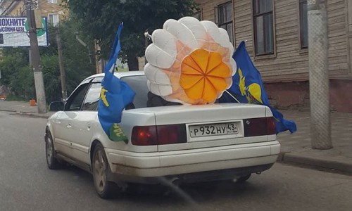 День ВДВ в Кирове: БТР на улицах города, прыжки с парашютом и шествие голубых беретов