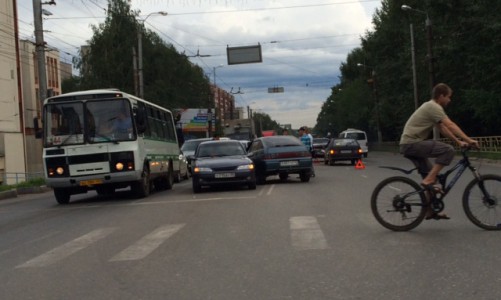 На улице Московской в час пик столкнулись сразу пять машин
