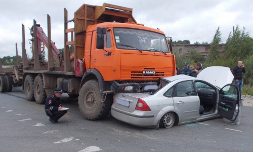 В Кировской области КАМАЗ подмял под себя иномарку