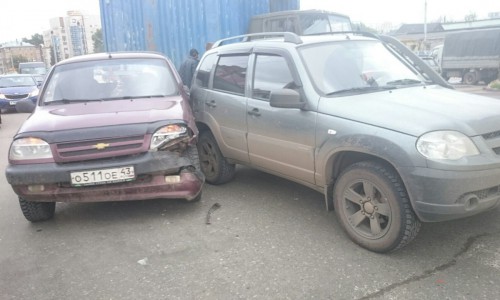 Авария на Комсомольской в Кирове: столкнулись две иномарки и КАМАЗ