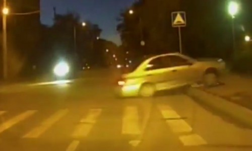 В Интернете появилось видео, как водитель «Ниссана» влетел в здание кировского отеля