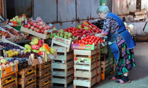 Обзор цен: где в Кирове дешево купить картофель, грибы и ягоды?