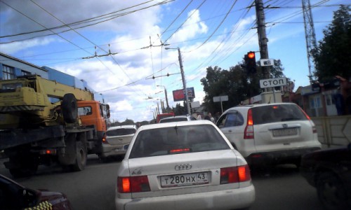 Пробка на Лепсе: затор образовался после столкновения "Хендай" и КАМАЗа