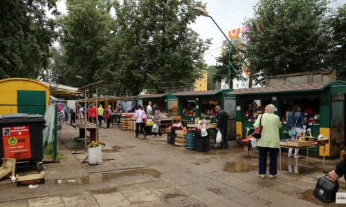 Городские власти обещают сделать парковку на Комсомольской площади бесплатной