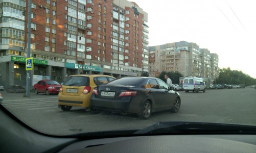 Торопились проскочить: на Октябрьском проспекте на зебре столкнулись «Тойота» и «Шевроле»