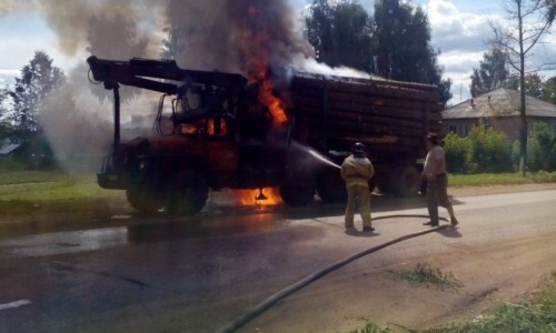 В Кировской области загорелся грузовик с лесом